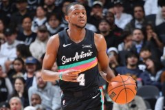 福克斯顶替字母哥参加全明星 赛季场均19.4分6.3助