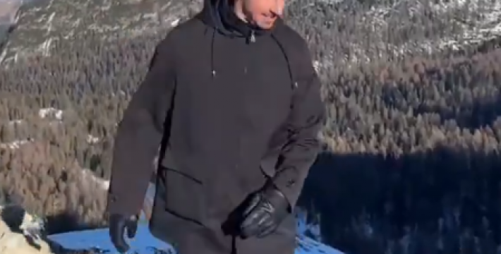 这次装X失败，伊布颠球把球掉入山崖