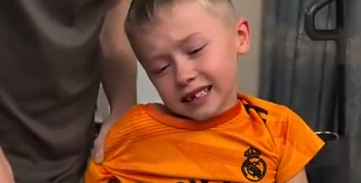 表情变化太真实了，当皇马小球迷过生日时被送巴萨蛋糕.